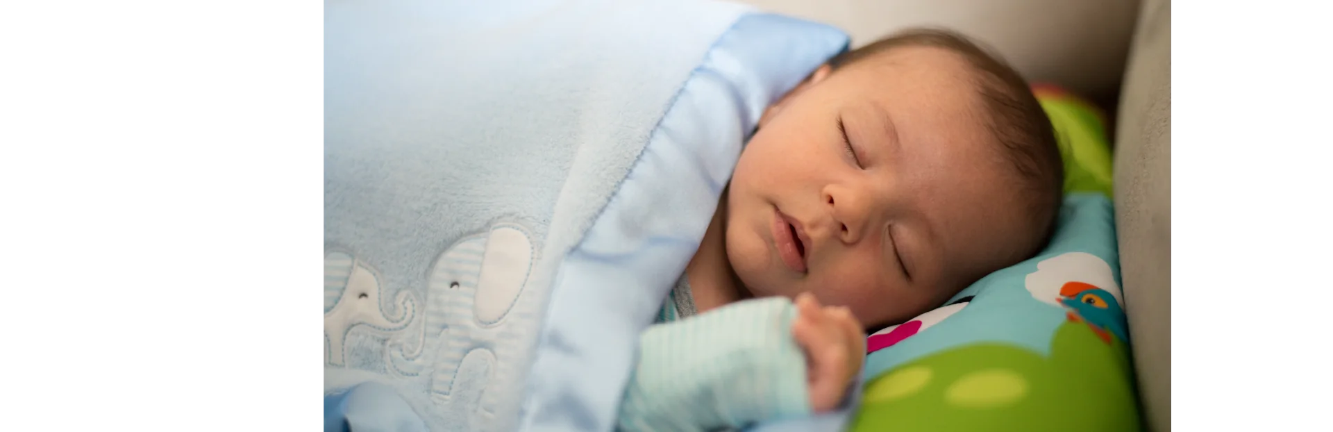 Bebê dormindo tranquilo no berçário