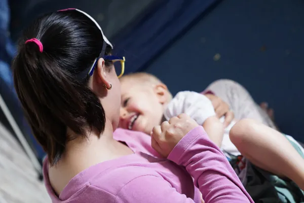 Mãe com bebê no colo
