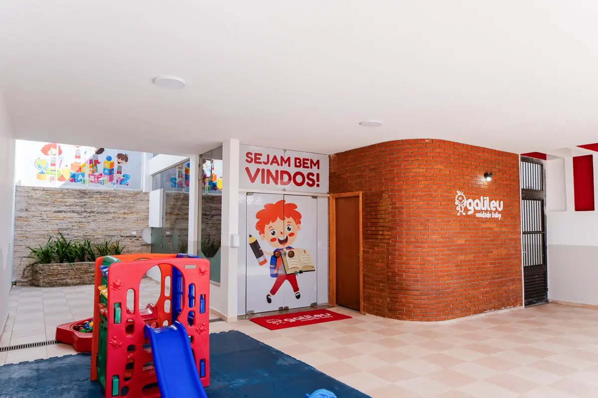 Recepção do Galileu Baby com mural de boas-vindas e parquinho
