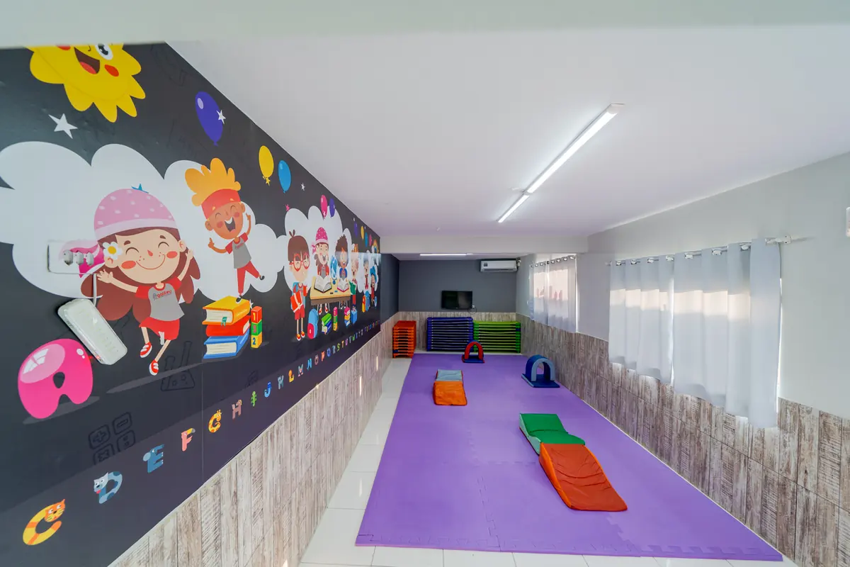 Sala de movimento com tatame roxo e módulos de espuma