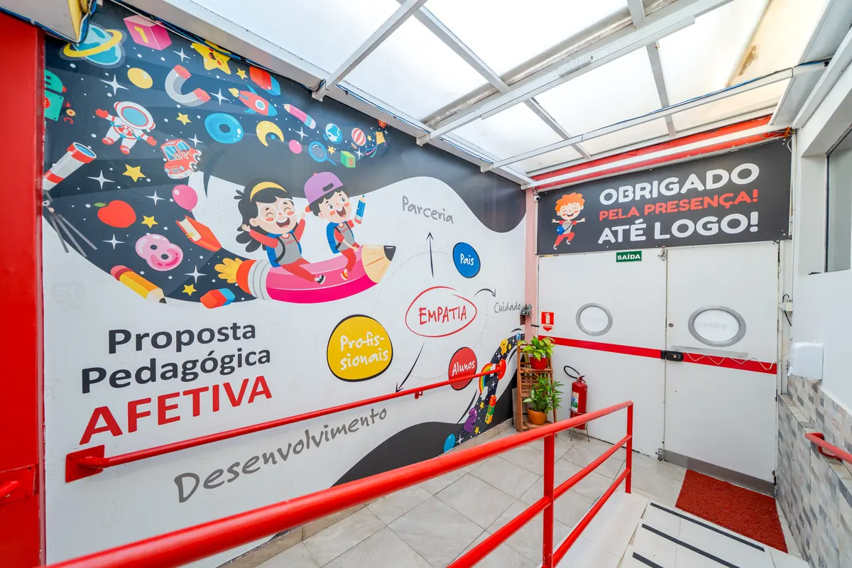 Mural da proposta pedagógica afetiva no corredor de acesso